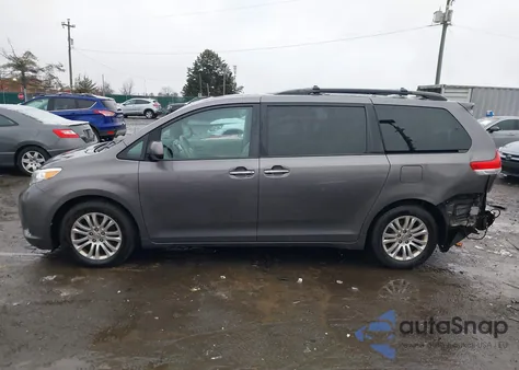 2014 Toyota Sienna Xle V6 8 Passenger z USA, uszkodzony, nr VIN 5TDYK3DC9ES478537